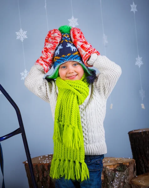 Garoto engraçado em roupas de inverno — Fotografia de Stock
