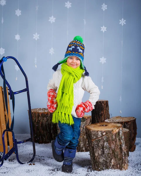 Garçon drôle en vêtements d'hiver — Photo