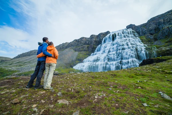 Pár turistů a dynjandi. Island — Stock fotografie