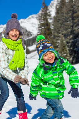 Kış oynayan çocuklar.