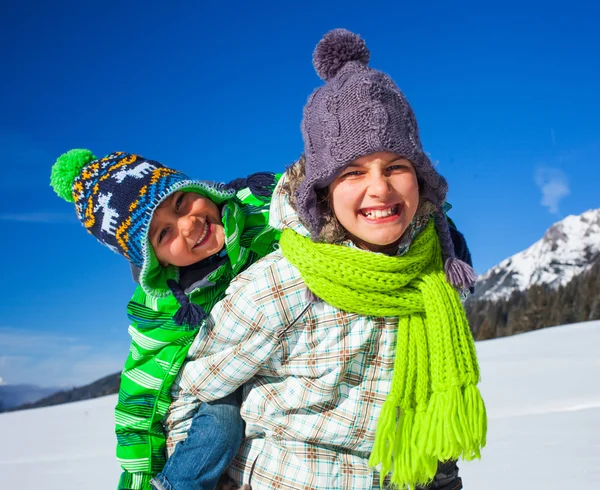 Bambini che giocano inverno . — Foto Stock