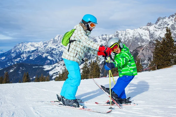 Lyžování, zima, sníh, lyžaři — Stock fotografie