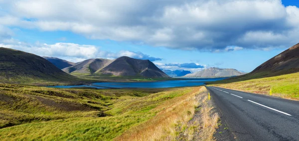 海のラグーンへの道。アイスランド — ストック写真