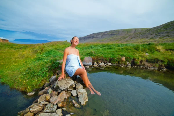 Žena v geotermální pramen — Stock fotografie