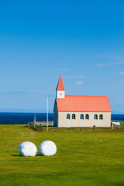 Typiska lantliga Isländska kyrkan — Stockfoto