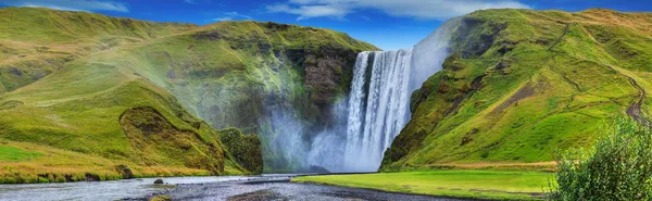 Hermoso torrente de skogafoss ... — Foto de Stock