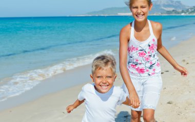lindo chico y una chica en la playa