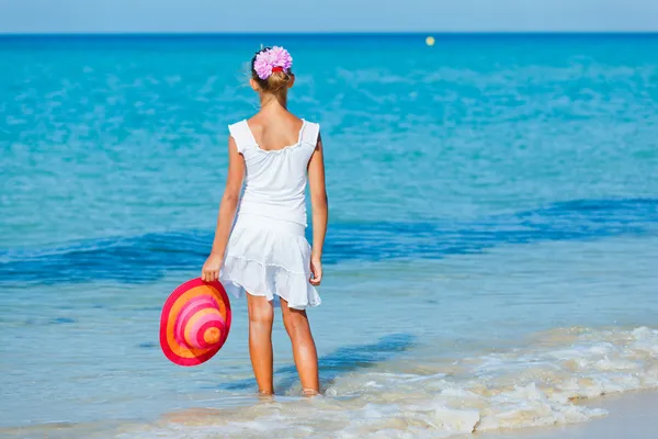 Dziewczyna z kapeluszem na plaży — Zdjęcie stockowe