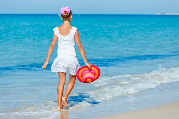Girl with hat on the beach — Stock Photo, Image