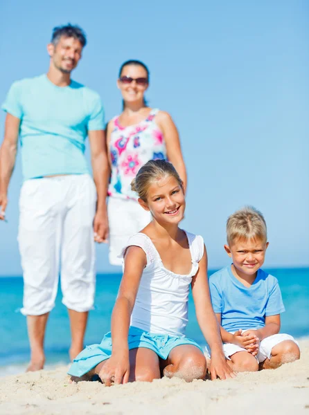 Familie hat Spaß am Strand — Stockfoto