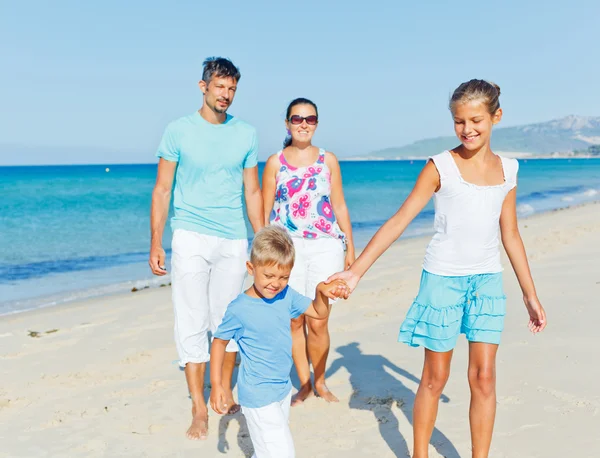 Familie plezier op strand — Stockfoto