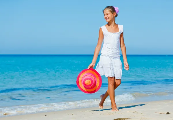 Dziewczyna z kapeluszem na plaży — Zdjęcie stockowe