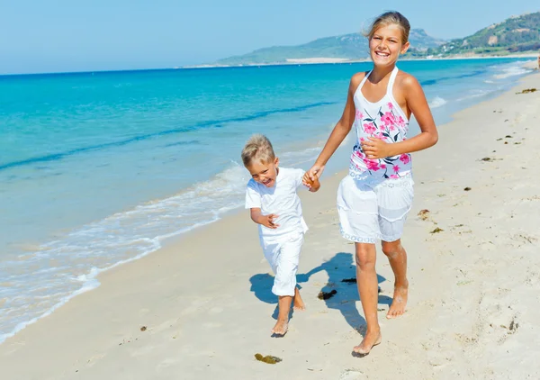 Lindo chico y una chica en la playa — Stok fotoğraf