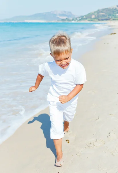 Мальчик на пляже — стоковое фото