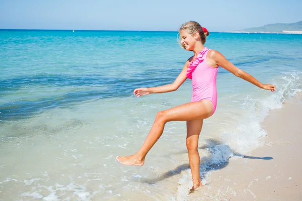 Menina bonito na praia — Fotografia de Stock