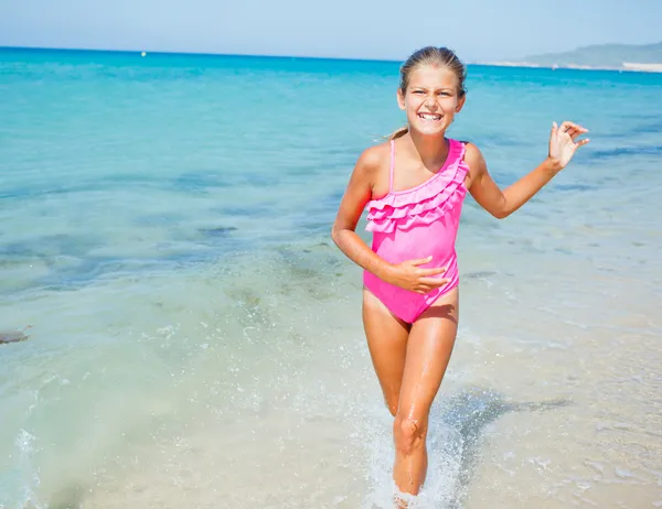 Söt flicka på stranden — Stockfoto