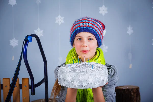 Fille drôle en vêtements d'hiver . — Photo