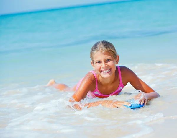 Férias de verão - menina surfista . — Fotografia de Stock