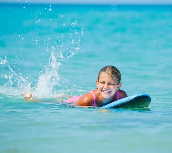 Summer vacation - surfer girl. — Stock Photo, Image