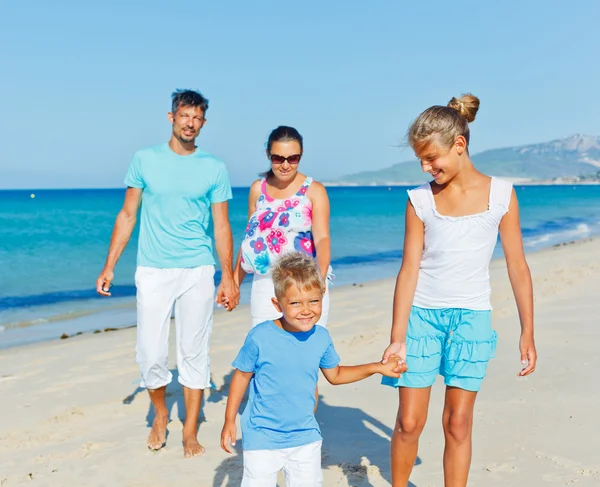 Familie plezier op strand — Stockfoto