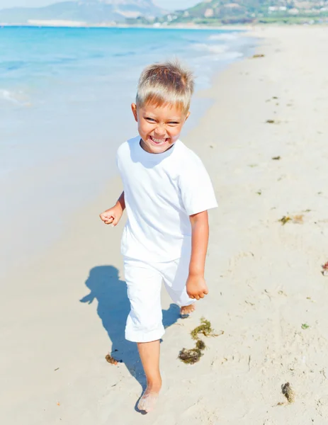 Menino na praia — Fotografia de Stock