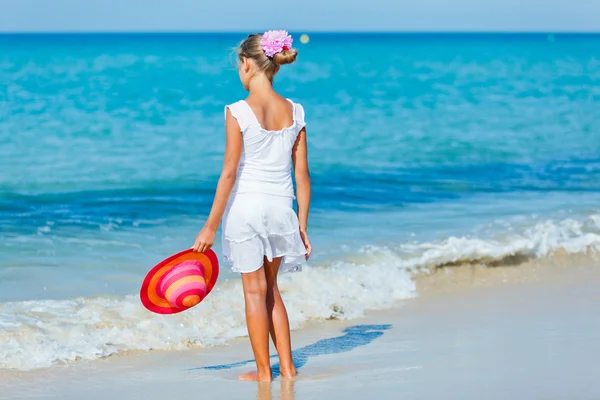 Meisje met hoed op het strand — Stockfoto