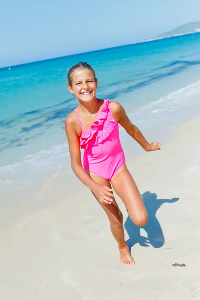 Menina bonito na praia — Fotografia de Stock