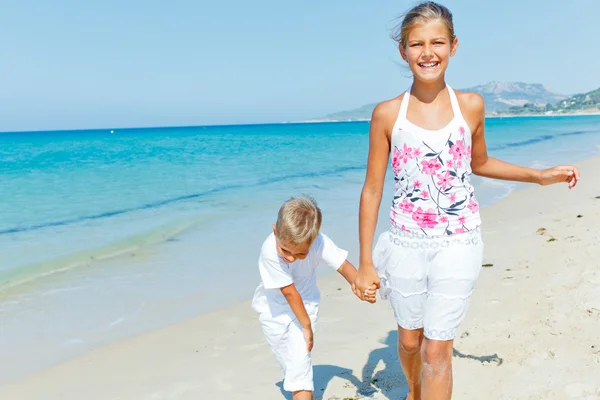 Bonito menino e menina na praia — Fotografia de Stock