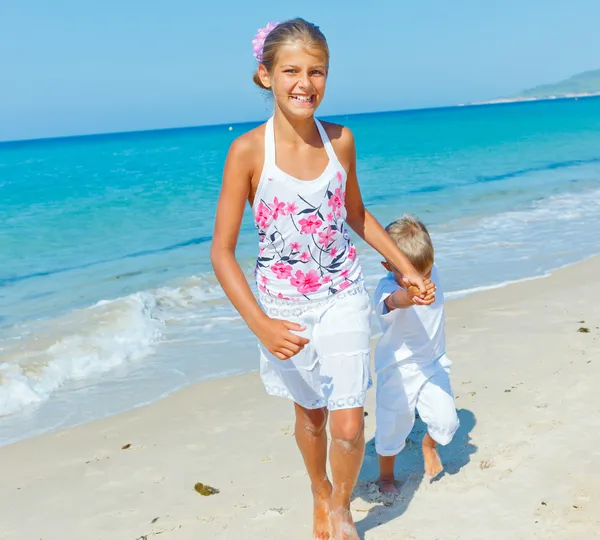 Bonito menino e menina na praia — Fotografia de Stock