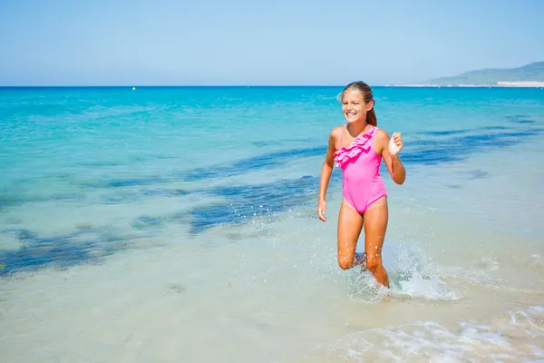 Nettes Mädchen am Strand — Stockfoto