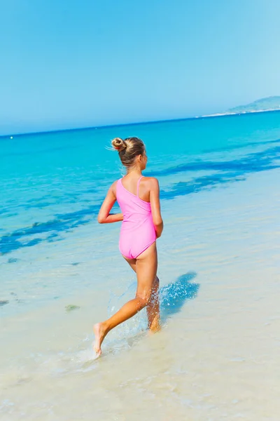 Jolie fille sur la plage — Photo