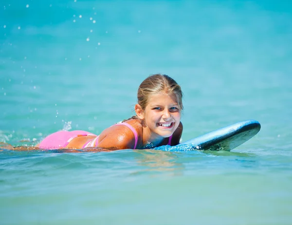 Menina com prancha de surf no oceano — Fotografia de Stock
