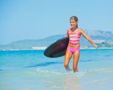 Okyanusu surfboard ile kız