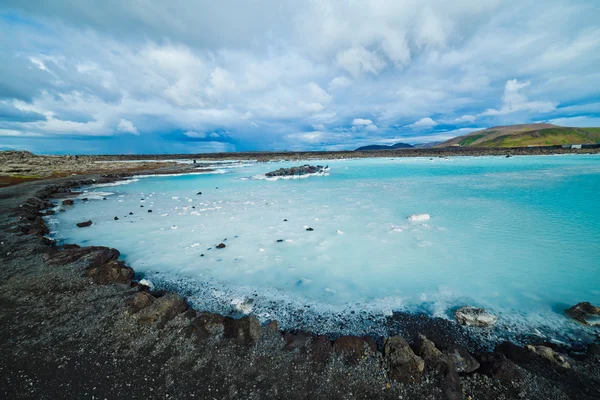 O banho geotérmico lagoa azul . — Fotografia de Stock