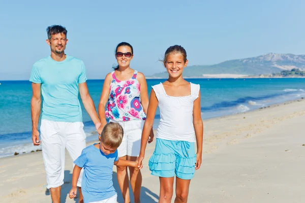 Familia divirtiéndose en la playa — Foto de Stock