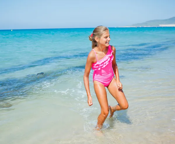 Leuk meisje op het strand — Stockfoto