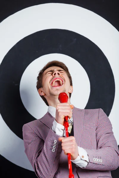 El hombre está cantando con ... —  Fotos de Stock