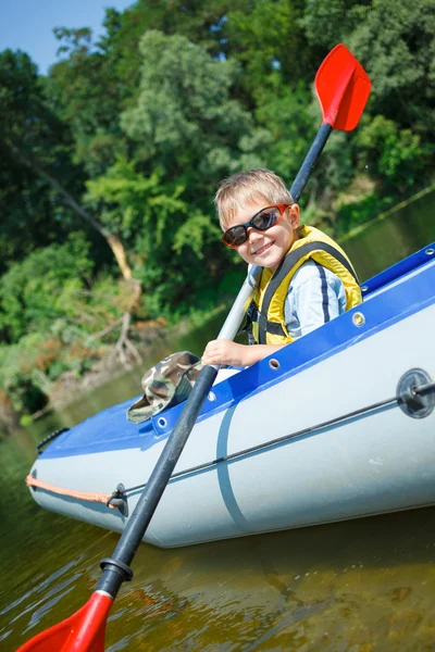 Jongen kajakken — Stockfoto