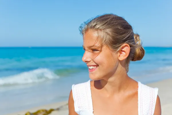 Flicka på stranden — Stockfoto