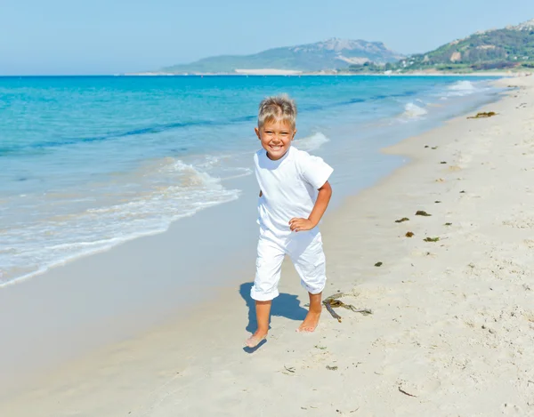 Junge am Strand — Stockfoto