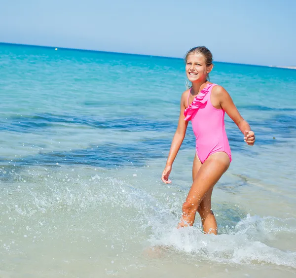 Cute girl on the beach — Stock Photo, Image