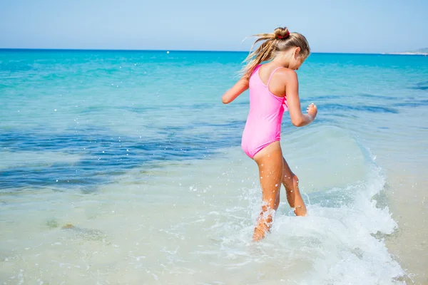 Leuk meisje op het strand — Stockfoto