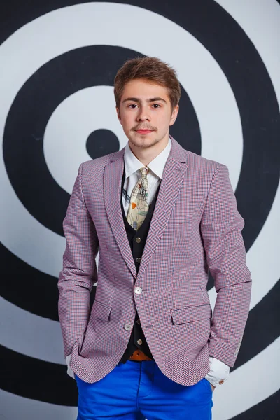 Homem bonito jovem de moda. — Stockfoto