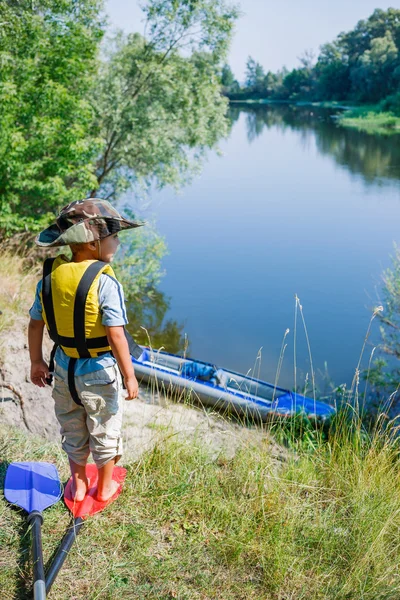 Pojke kajakpaddling — Stockfoto