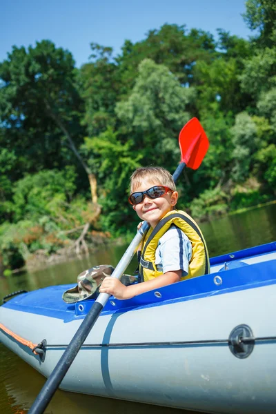 Pojke kajakpaddling — Stockfoto