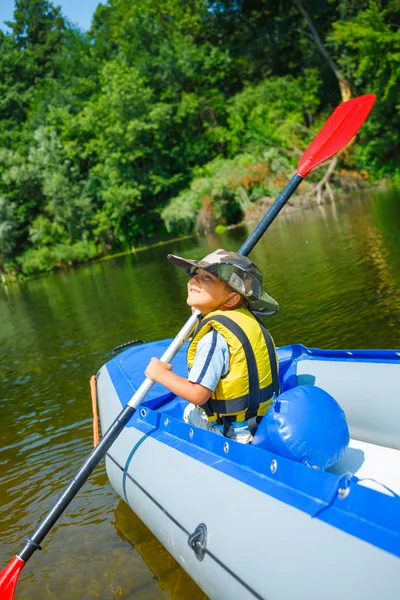 Joyeux petit garçon pagayant kayak — Photo