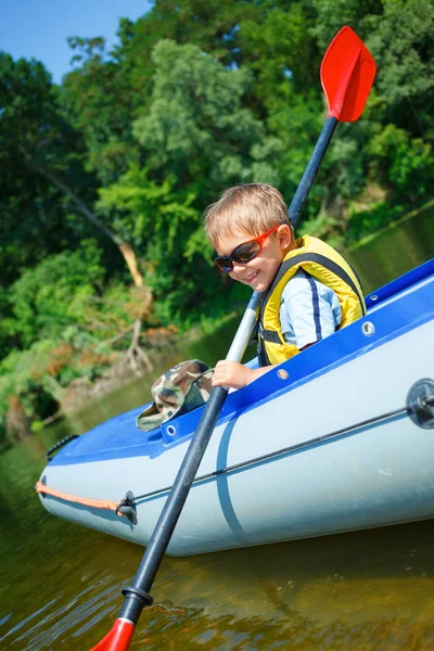 Kayaking menino — Fotografia de Stock