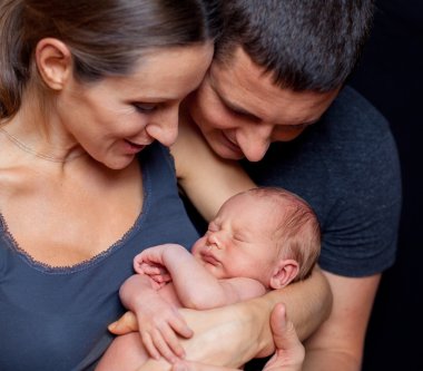 Anne ve baba, yeni doğan bir bebek