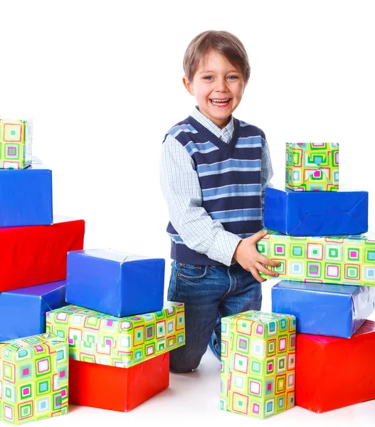 Jongen met een doos van de gift — Stockfoto