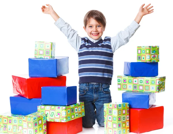 Rapaz com uma caixa de presente — Fotografia de Stock